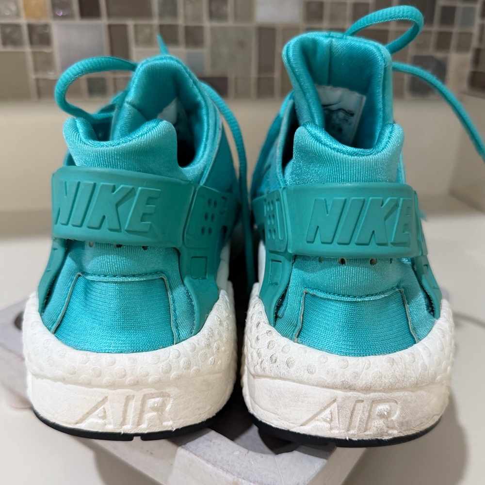 Nike Air Huarache Size 9 Teal/Turquoise Sneakers Lightweight  & Iconic Style - Picture 9 of 12